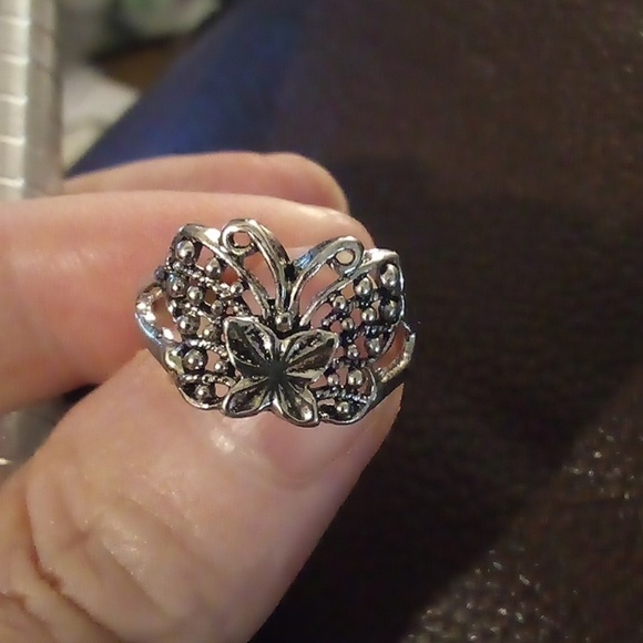 Jewelry - ❤️3/$10❤️NIP - Silver Tone Hollow Style New Design Ring - Size 7.25